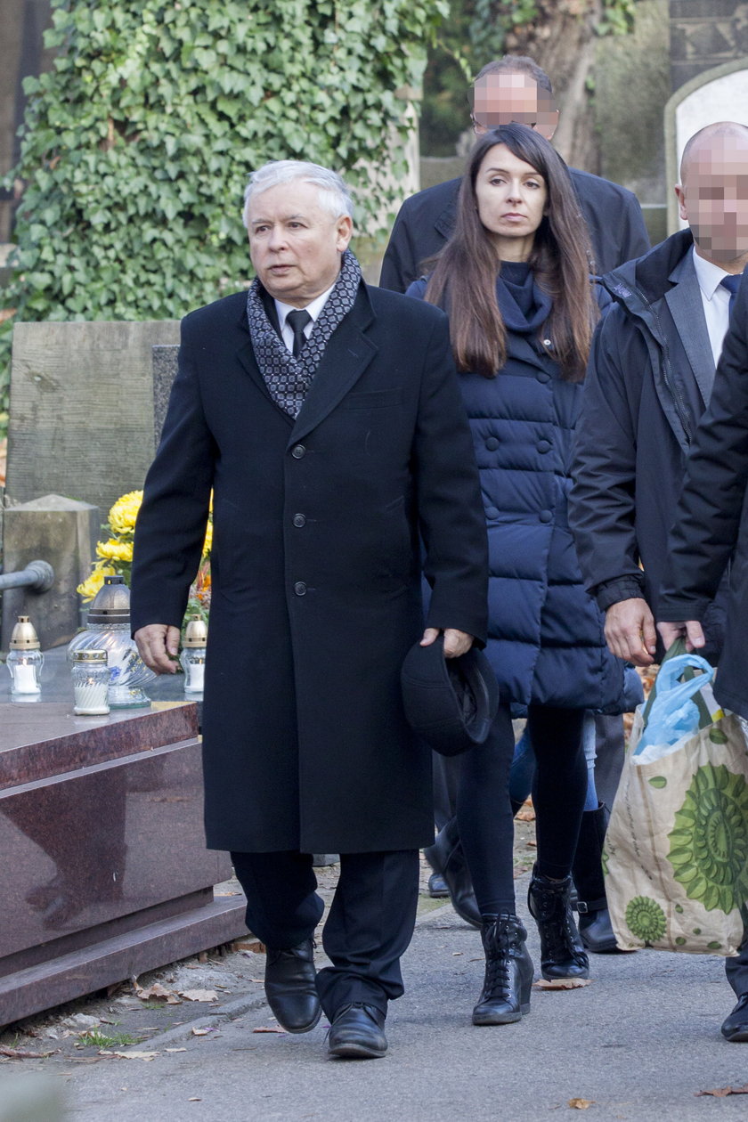Kaczyński z Martą i jej córkami na Powązkach