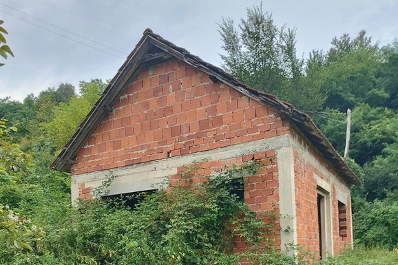 Kuća i plac na prodaju za 12.000 evra! Idealna za miran život van grada, ali ima jedna caka: Evo o čemu se radi (FOTO)