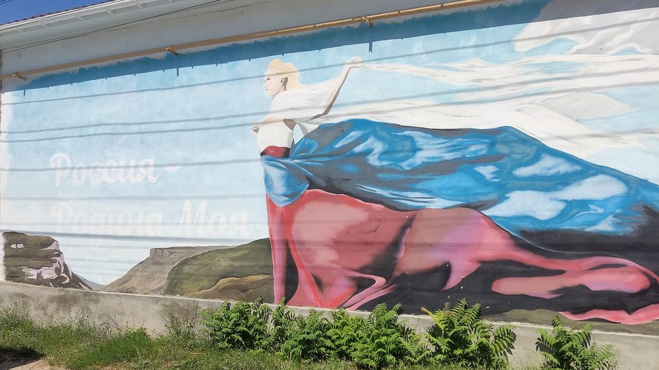 Mural w Bachczysaraju, 2022 r.: "Rosja — ojczyzna moja"