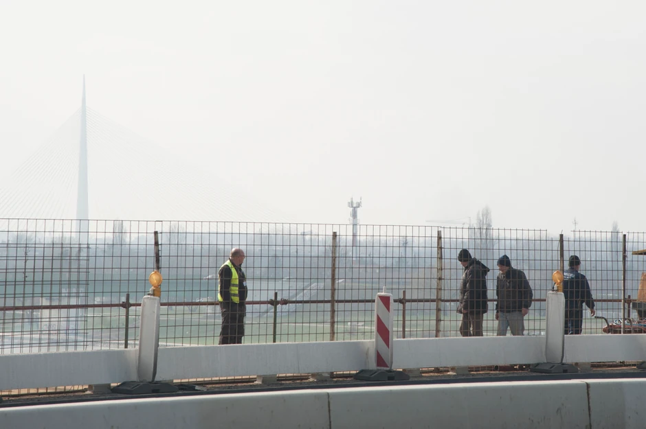 Radnici na pešačkoj stazi Brankovog mosta