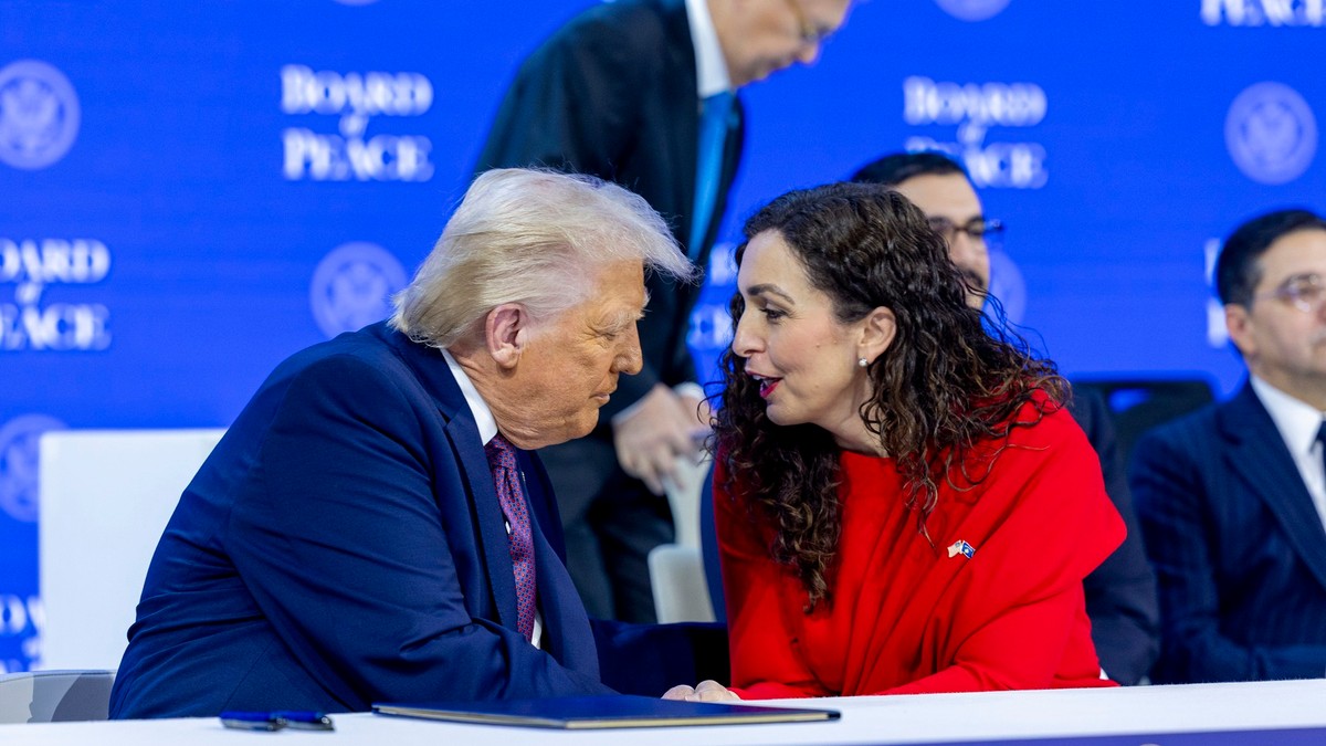 Donald Tramp i tadašnja predsednica tzv. Kosova Vjosa Osmani na ceremoniji osnivanja Odbora za mir u januaru u Davosu