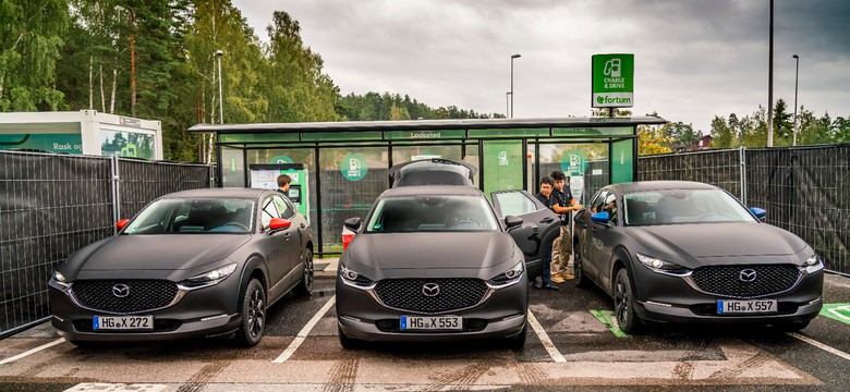 Mazda stworzyła pierwszy samochód elektryczny. "Jeśli byśmy wprowadzili konkurenta BMW i3 to od razu byśmy przegrali"