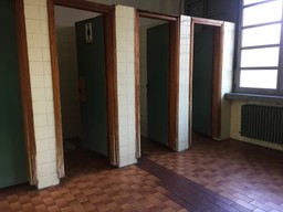 Szkoły bez bieżącej wody, a zamiast toalet są ustępy. W takich warunkach pracują uczniowie