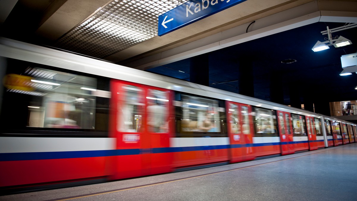 Prokuratura Apelacyjna we Wrocławiu chce przedłużyć do końca października 2015 r. śledztwo ws. korupcji, do której miało dojść w latach 1998-2002 podczas przetargu i dostaw taboru dla Metra Warszawskiego. Dotąd w sprawie postawiono zarzuty pięciu osobom.