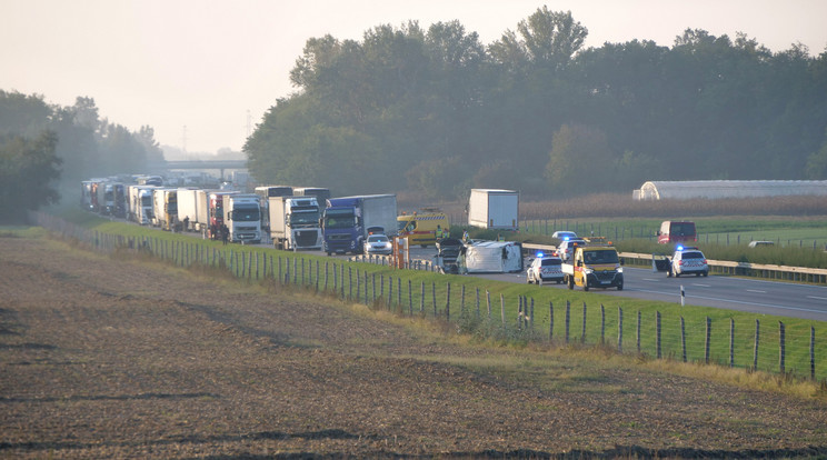 Rettenetes torlódás alakult ki három autópályán is / Fotó: MTI/Mihádák Zoltán