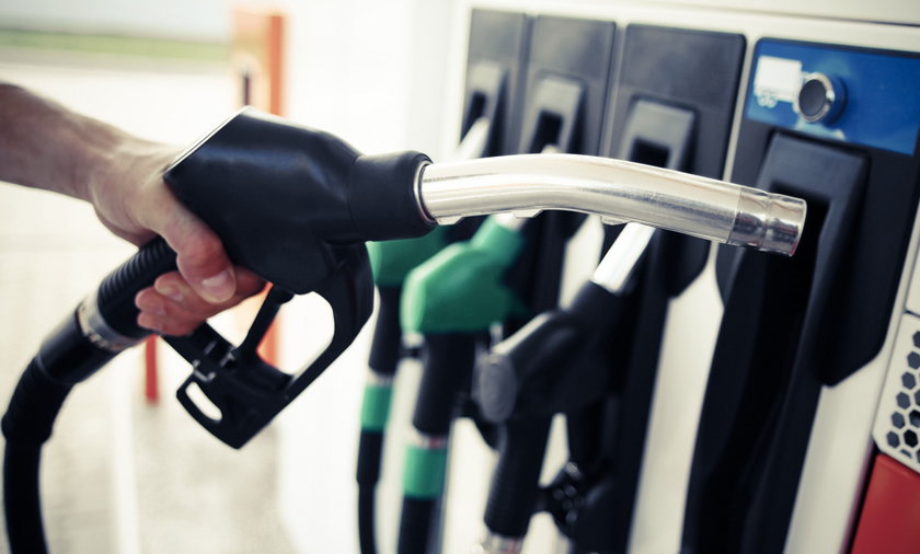 W minionych dniach ceny benzyny na stacjach w całej Polsce zaczęła spadać znacznie poniżej 7 zł za litr. Jak prognozują analitycy, to jeszcze nie koniec cenowego rajdu w dół.