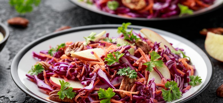 Surówka biskupia to hit. Można ją jeść tylko ze świeżą bagietką. Kilka składników i gotowe