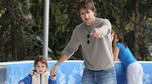 Dermot Mulroney na łyżwach z córką/ fot. East News