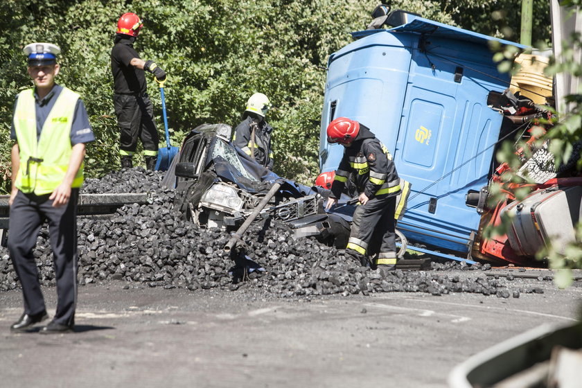 Tir z węglem przygniótł osobowego Nissana