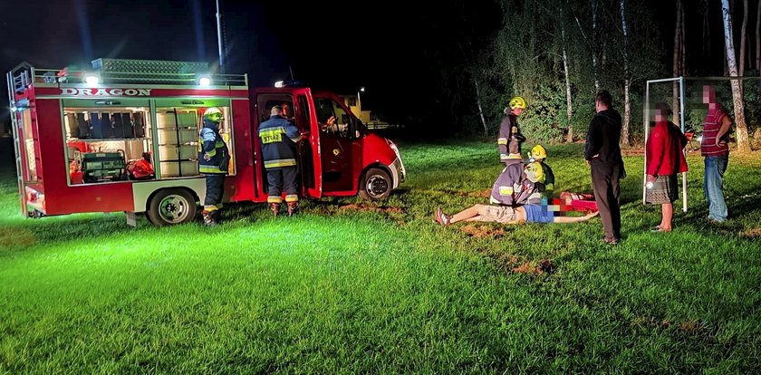 "Driftował" na boisku z kolegą na dachu. Przewrócone auto przygniotło 19-latka