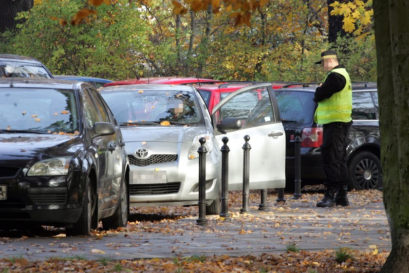 strażnicy zakładają blokady