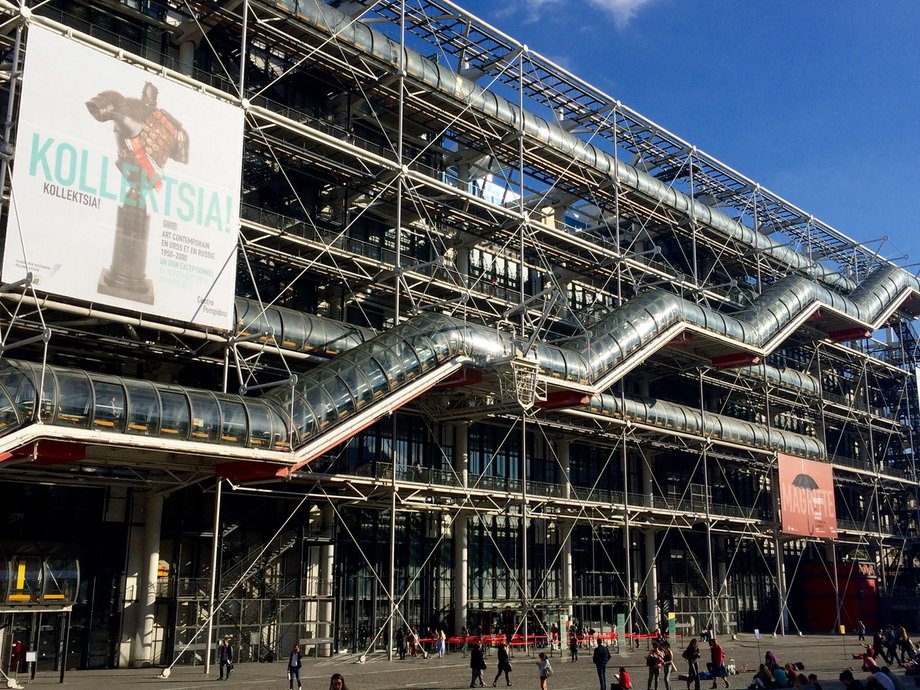 Niedaleko Luwru i Les Halles znajduje się muzeum sztuki współczesnej. Budynek, czyli Centre Georges Pompidou, nazywany jest wywróconym na lewą stronę. To, co zazwyczaj architekci ukrywają przed widzem, tu znajduje się na wierzchu