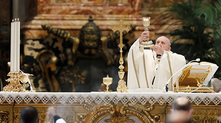 Ferenc pápa intézményesítette a nők liturgikus szolgálatát/ Fotó: MTI/AP/Reuters/Remo Casilli