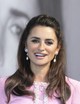 A rózsaszín blézerhez és gyöngyös fülbevalóhoz Penélope Cruz fodrászai egy félig felkötött frizurát társítottak