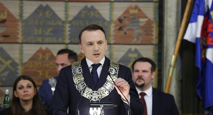 Łukasz Gibała oficjalnie objął urząd prezydenta Krakowa. Podczas uroczystej sesji Rady Miasta złożył ślubowanie, odebrał zaświadczenie o wyborze i przejął insygnia władzy: łańcuch oraz klucz do bram miasta.