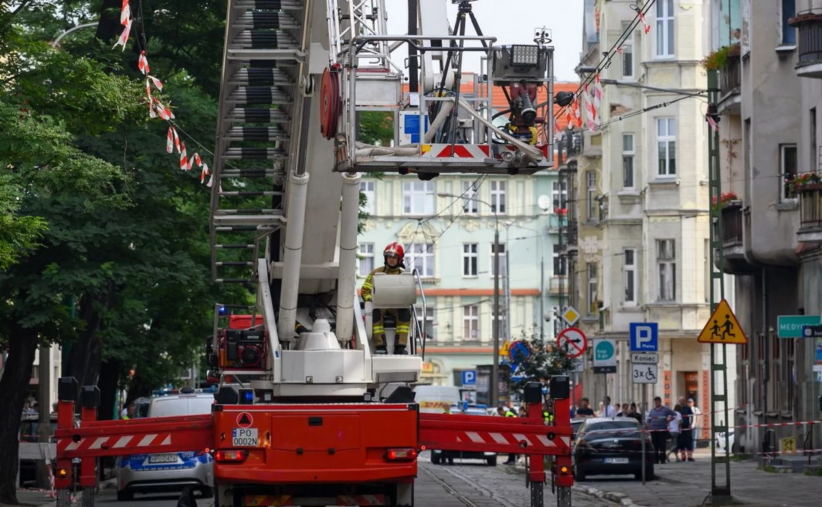  Ewakuacja budynku w Poznaniu. Obok kamienicy, w której doszło do eksplozji