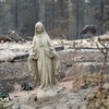Statua Device Marije ostala je netaknuta ispred izgorele kuće u četvrti Balboa u Spokenu