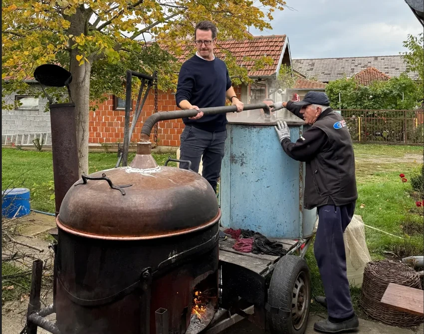 Princ Filip Karađorđević peče rakiju