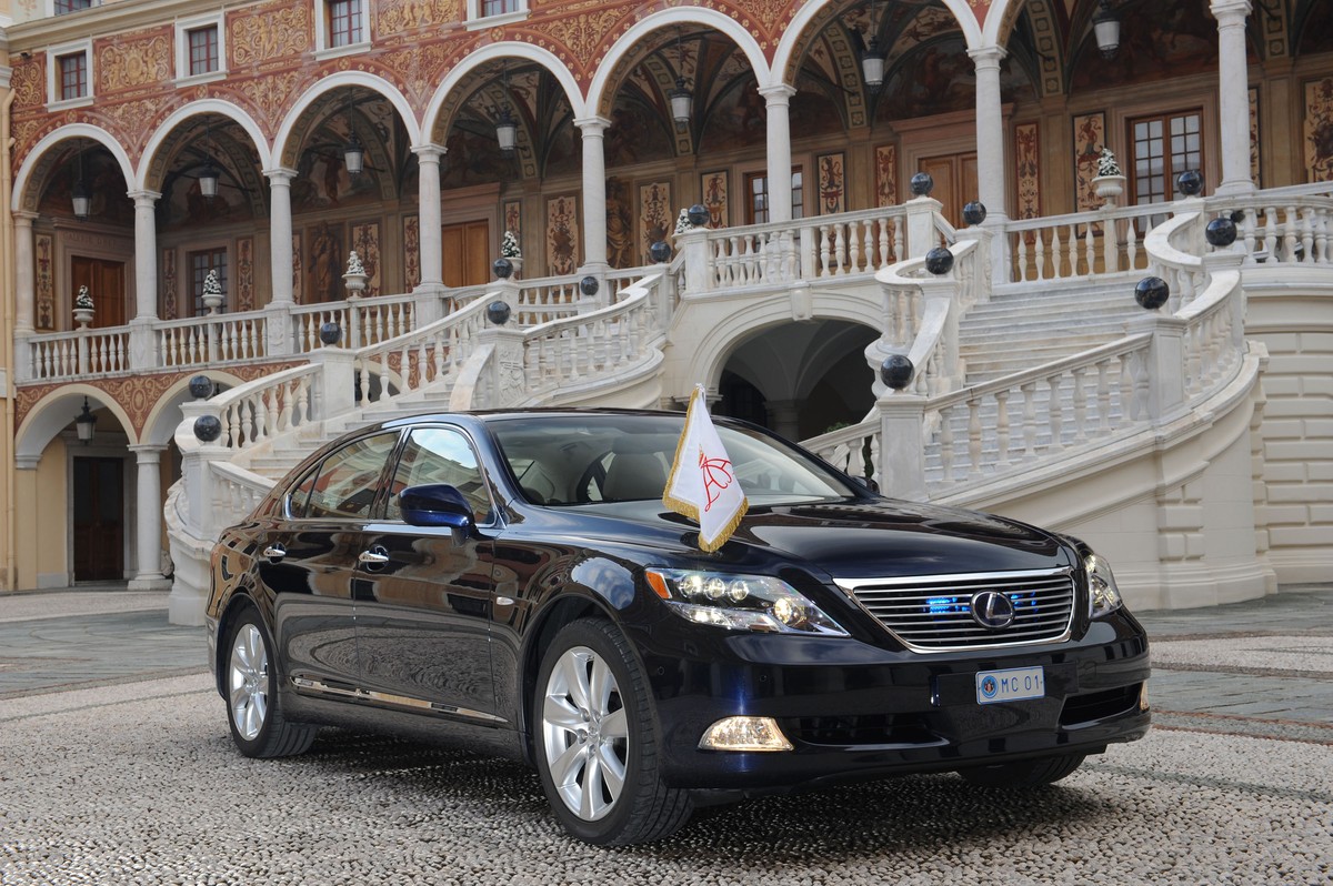 Specjalny, długi lexus na ślub księcia