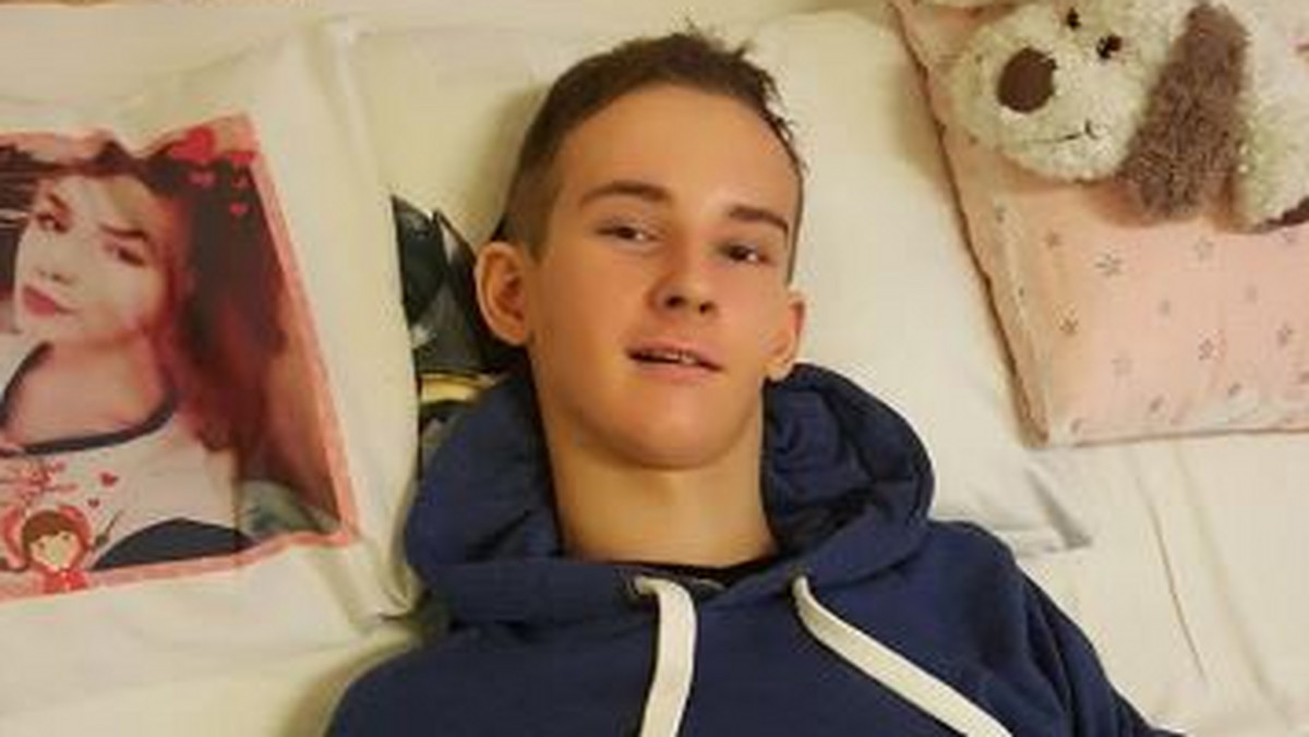 17-letni Mariusz trafił do warszawskiej kliniki "Budzik" w listopadzie 2015 roku z powodu urazu Ośrodkowego Układu Nerwowego. Po niespełna roku śpiączki udało się go wybudzić. Nastolatek pozostanie w placówce jeszcze przez miesiąc.