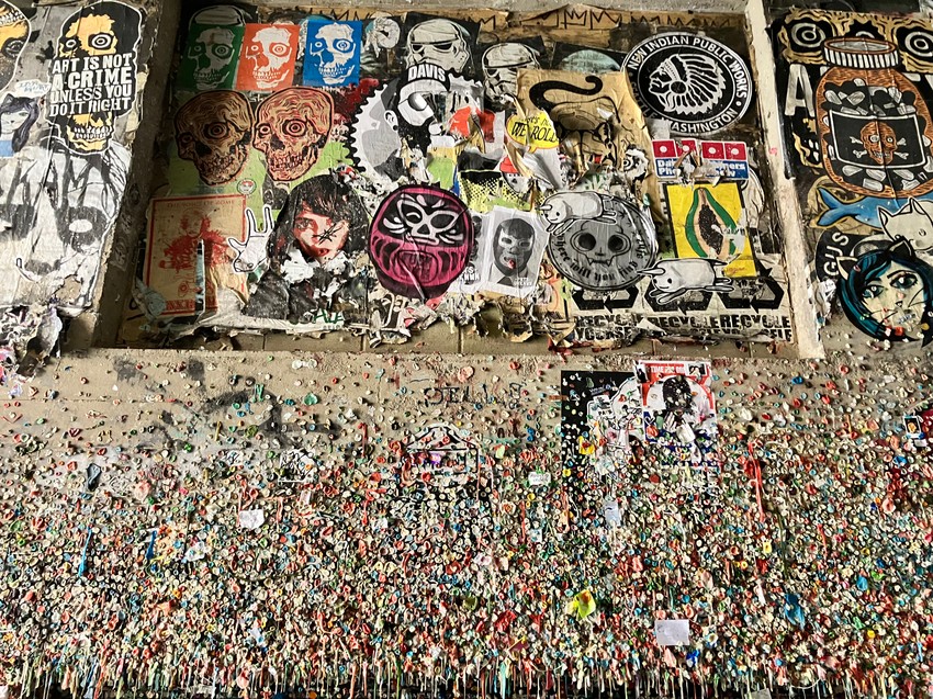 Zid je pre nekoliko godina temljno očiščen, a lepljenje žvaka nakon toga je bilo dozvoljeno. Za to je bilo potrebno 130 sati rada, a uklonjena je tona otpada.