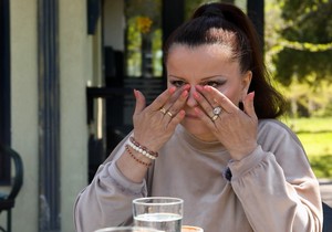 Mala Cana plače i priča o teškom životu