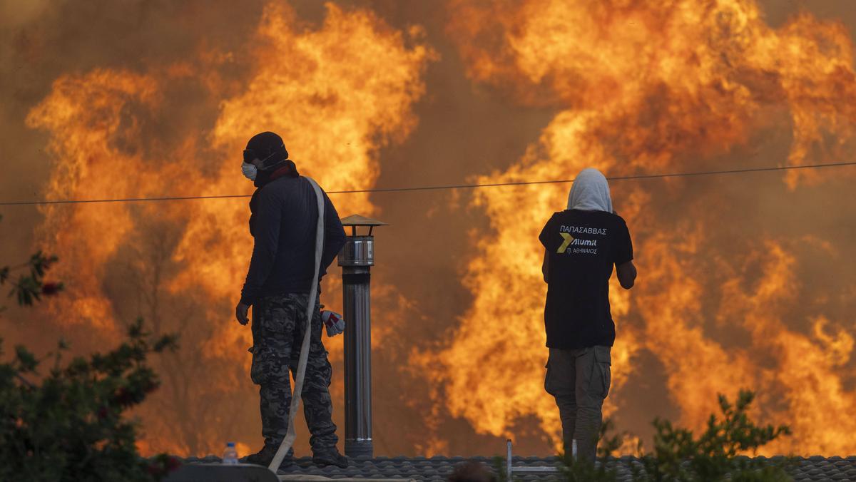 Walka z pożarem w miejscowości Gennadi na greckiej wyspie Rodos