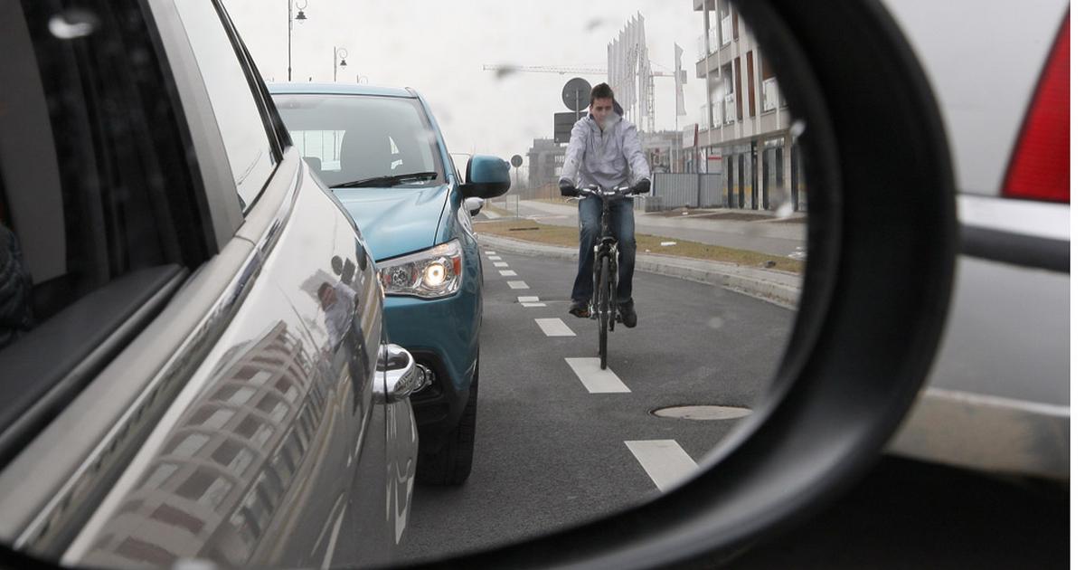  Rowerem po chodniku, jezdni czy ścieżce rowerowej? Za co grozi mandat?