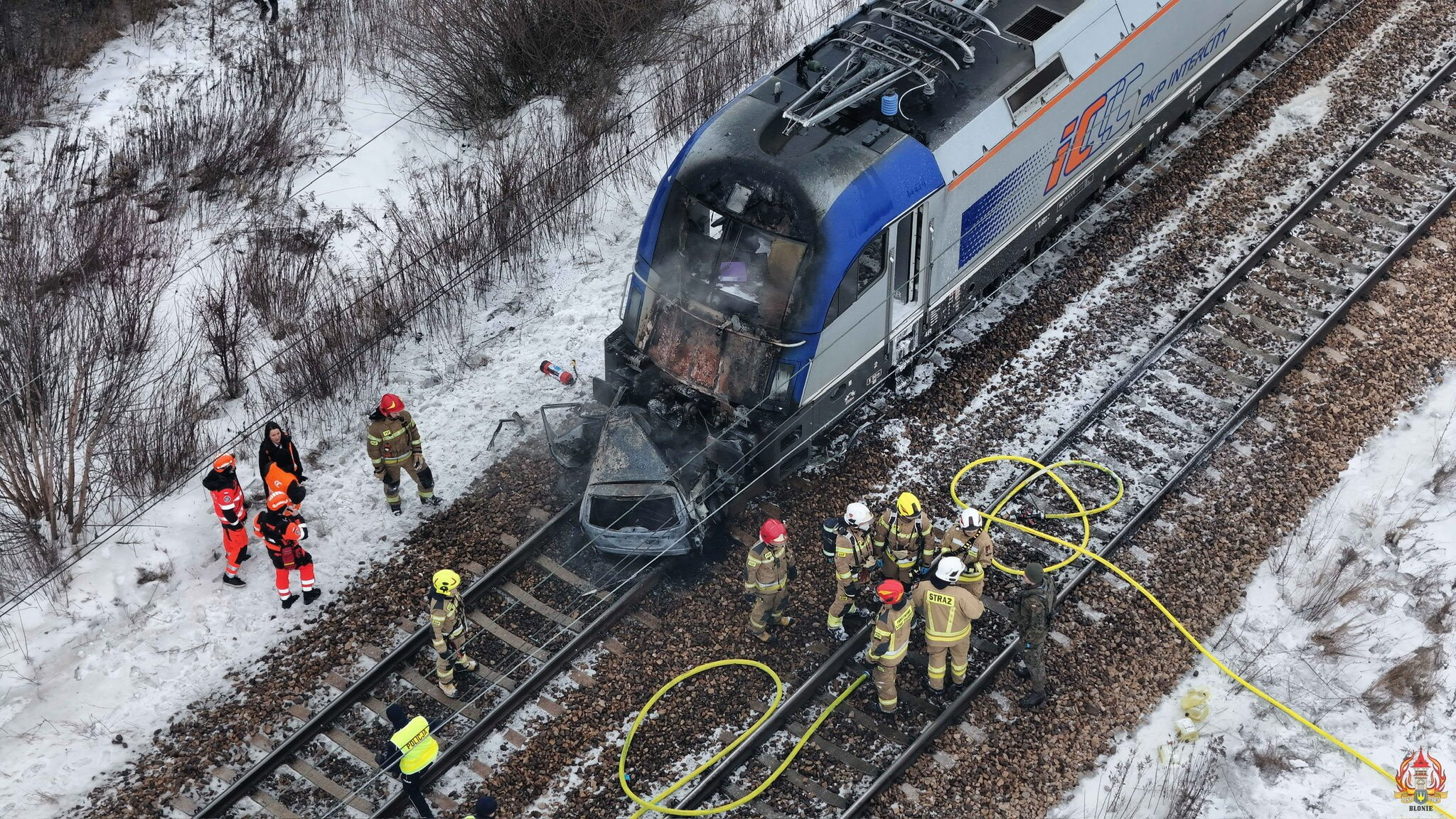 600 pasażerów ewakuowanych po kolizji dwóch pociągów z autem w Błoniu