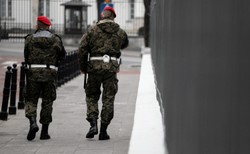 Wojsko wyszło na ulice. Żołnierze i policjanci na wspólnych patrolach. Błaszczak: Prosiłem o to premier Szydło