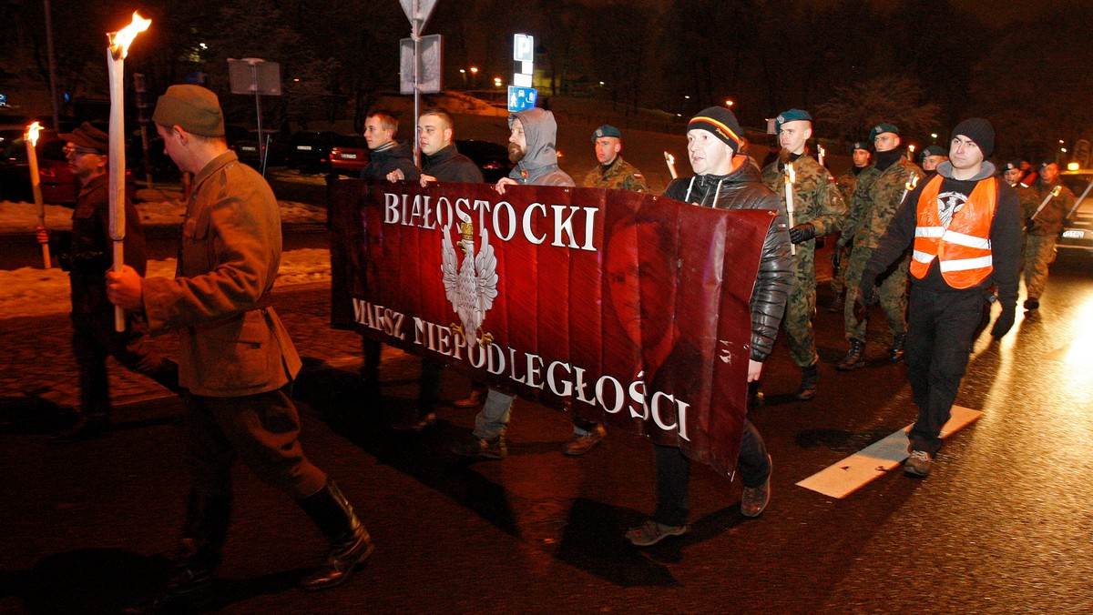 Kilkaset osób przeszło dziś wieczorem ulicami miasta w Białostockim Marszu Niepodległości. W przeddzień głównych obchodów Święta Niepodległości organizują go od sześciu lat wspólnie środowiska prawicowe, konserwatywne, katolickie i narodowe.