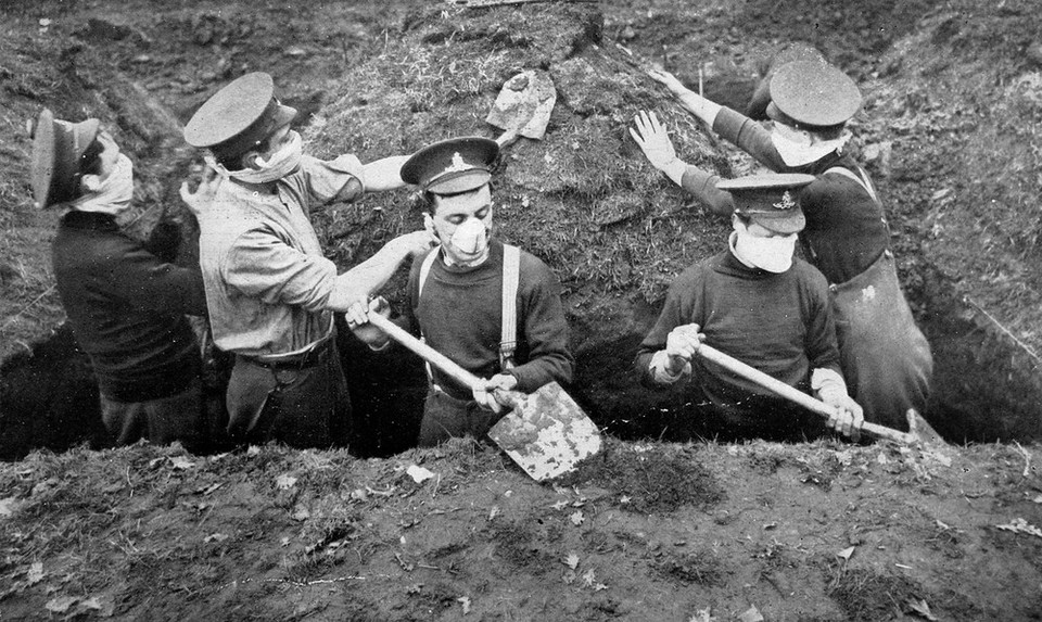 Brytyjscy żołnierze w maskach gazowych - okopy pod Ypres (22 kwietnia 1915)