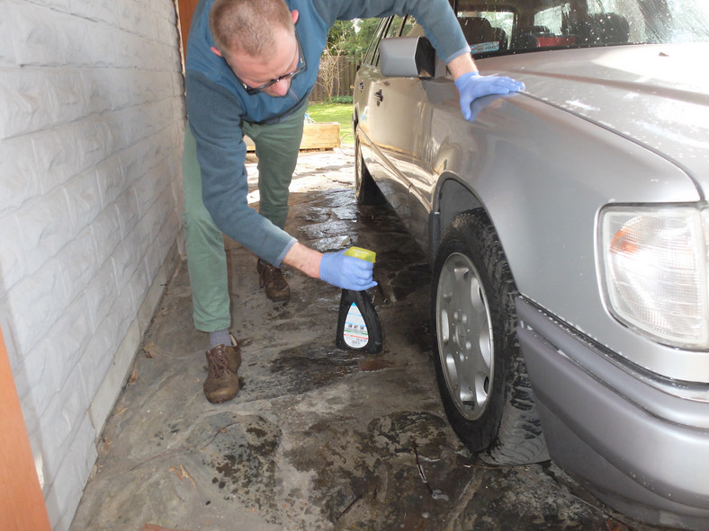 Mycie auta: do mycia bardzo brudnych felg można użyć: preparatu do felg, środka do usuwania lotnej korozji, preparatu do kołpaków, spreja do mycia silnika. W „łatwiejszych” przypadkach wystarczy woda z szamponem
