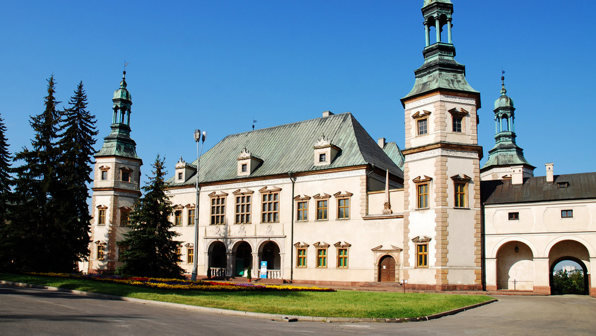 Kilkadziesiąt rzeźb i obrazów, odwołujących się do postaci nierealnych zwierząt i stworów, jest prezentowanych od dziś na wystawie "Fantazmaty. Barwny świat polskiej i meksykańskiej sztuki ludowej" w Muzeum Dialogu Kultur - oddziale Muzeum Narodowego w Kielcach.