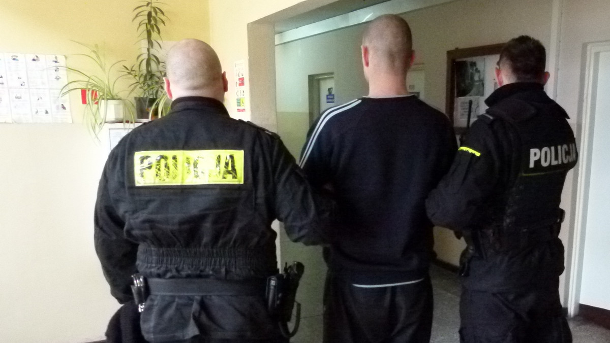 Udawali wnuczków. Toruńska policja zatrzymała trzech mężczyzn, którzy telefonicznie podawali się za członków rodziny i wyłudzali od swoich ofiar pieniądze. Na swoim koncie mają co najmniej trzy oszustwa i dwa usiłowania.