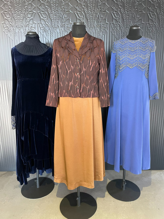Od lewej: noblowska suknia Olgi Tokarczuk, żakiet i zrekonstruowana suknia, w której Wisława Szymborska odbierała nagrodę i błękitna suknia, którą włożyła na zamkniętą uroczystość