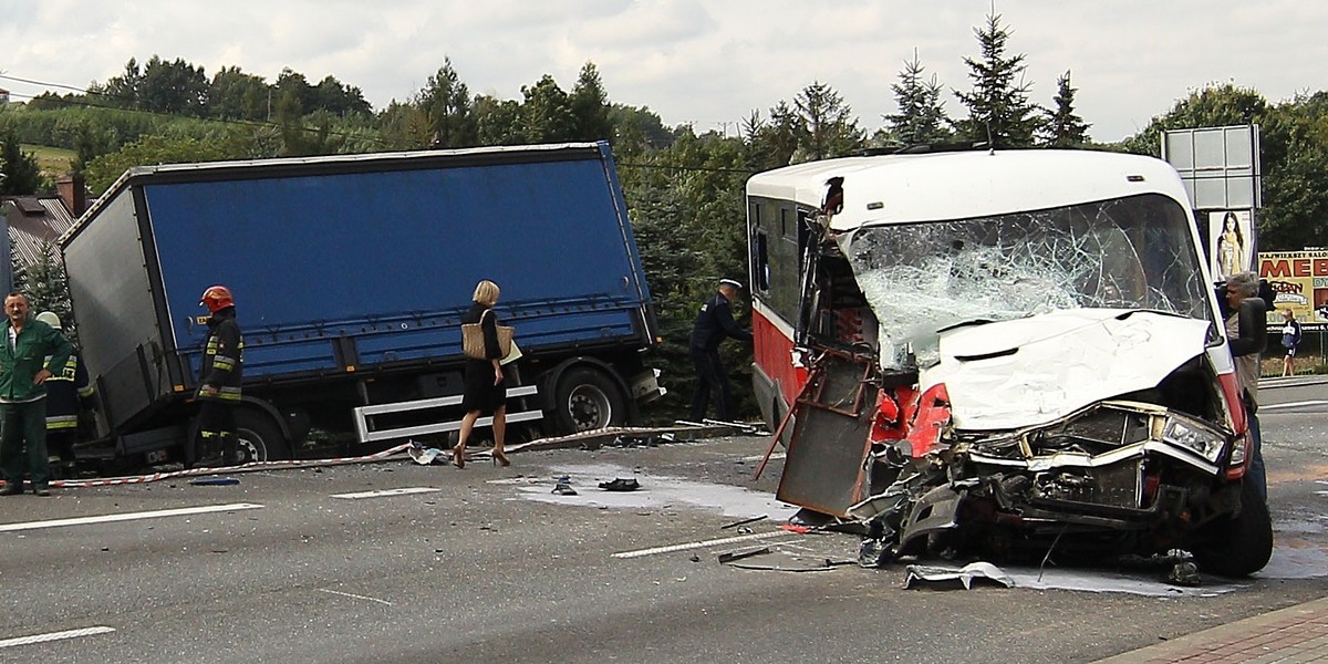 zderzeniu busa z tirem