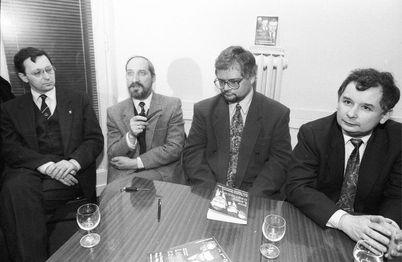 Promocja książki Jacka Kurskiego i Piotra Semki "Lewy czerwcowy" w 1993 r. Od lewej: Jan Parys, Antoni Macierewicz, Adam Glapiński i Jarosław Kaczyński