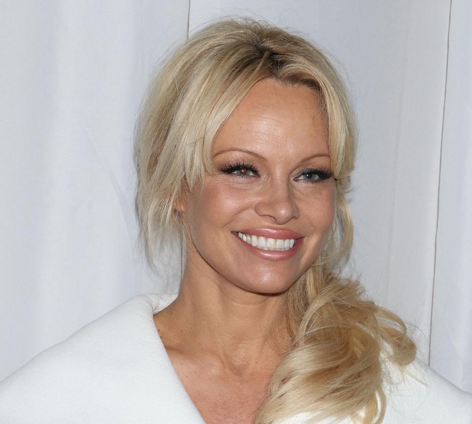 Itt a meztelen valóság! 49 évesen dobta le ruháit Pamela Anderson!