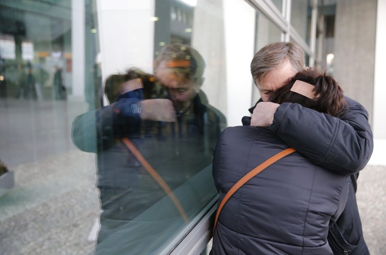 Krewni ofiar na lotnisku w Moskwie