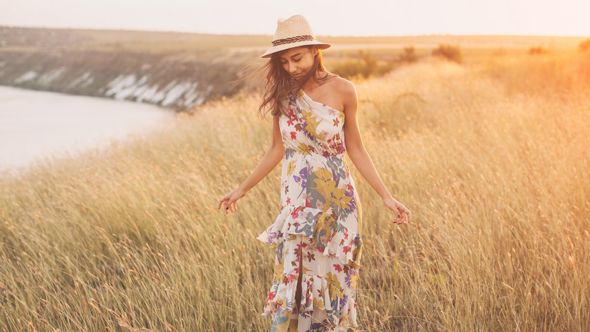 Wzorzyste sukienki idealne na lato — mamy najmodniejsze modele