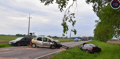 Masakra na drodze. Zderzyły się trzy auta, jedna z osób była zakleszczona w środku