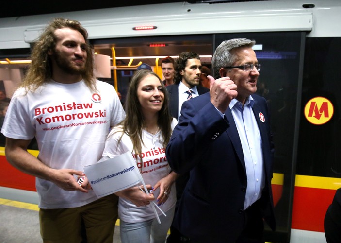 Bronisław Komorowski wysiada z metra na stacji Centrum Nauki Kopernik w Warszawie