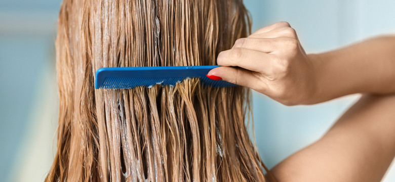 Jak używać fioletowego szamponu, by mieć włosy bez miedzianych refleksów?