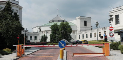 Takiej kłótni w Sejmie jeszcze nie było! Sypią się zakazy wstępu