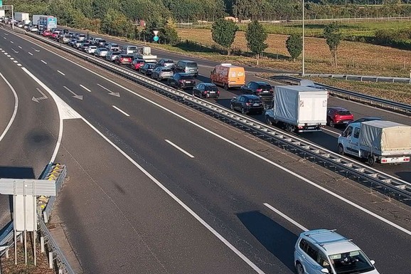 (FOTO) KOLONA NA AUTO-PUTU DUGA 25 KILOMETARA! Potpuni kolaps na putu za more, turisti zarobljeni na vrelcu: Ogromna gužva u Hrvatskoj, izbegavajte OVE pravce