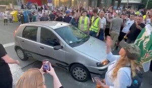 Automobil u centru išaran sprejevima