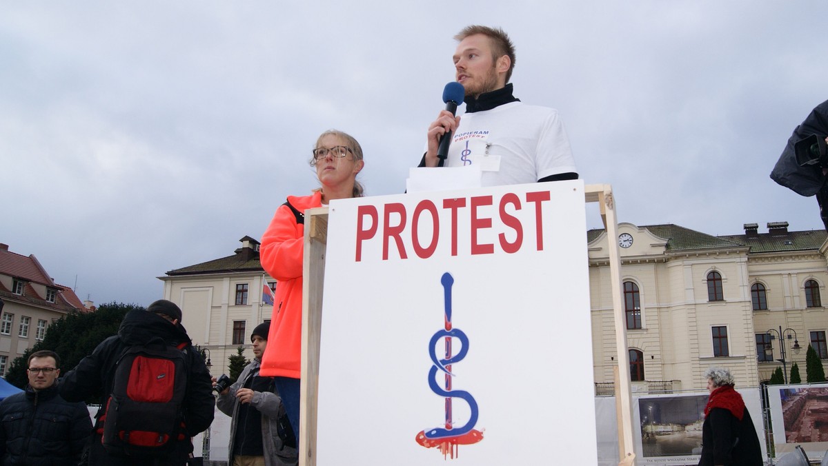 W trzech dużych szpitalach województwa kujawsko-pomorskiego znaczna część lekarzy będzie od przyszłego roku pracować krócej. Może to się przełożyć na zwiększenie kolejek do specjalistów i problemy służby zdrowia.