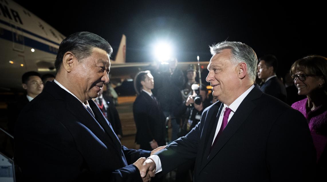 Landolt a kínai elnök gépe Budapesten - így fogadta a reptéren Orbán Viktor, és így várják a hívei - fotók, videó
