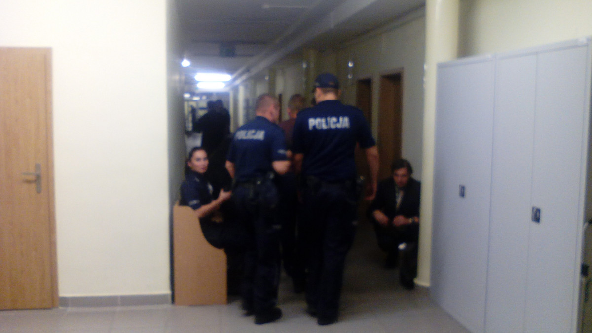 Kolejne trzy miesiące spędzą w areszcie podejrzani o utrudnianie śledztwa w sprawie zabójstwa Iwony Cygan przed 19 laty. Na wniosek prokuratury Sąd Okręgowy w Tarnowie dzisiaj po raz kolejny przedłużył stosowanie wobec nich aresztu do 15 grudnia.